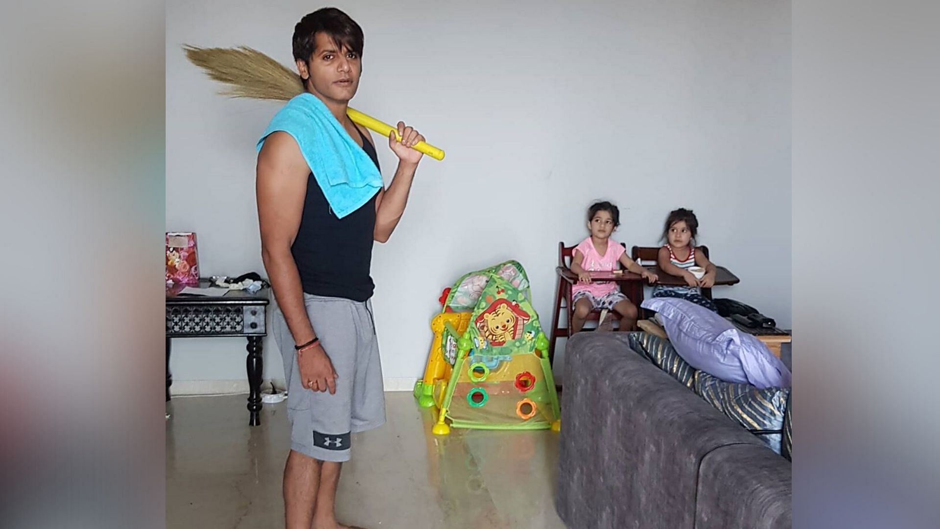 Karanvir Bohra helps out with household chores during the self-isolation period.&nbsp;