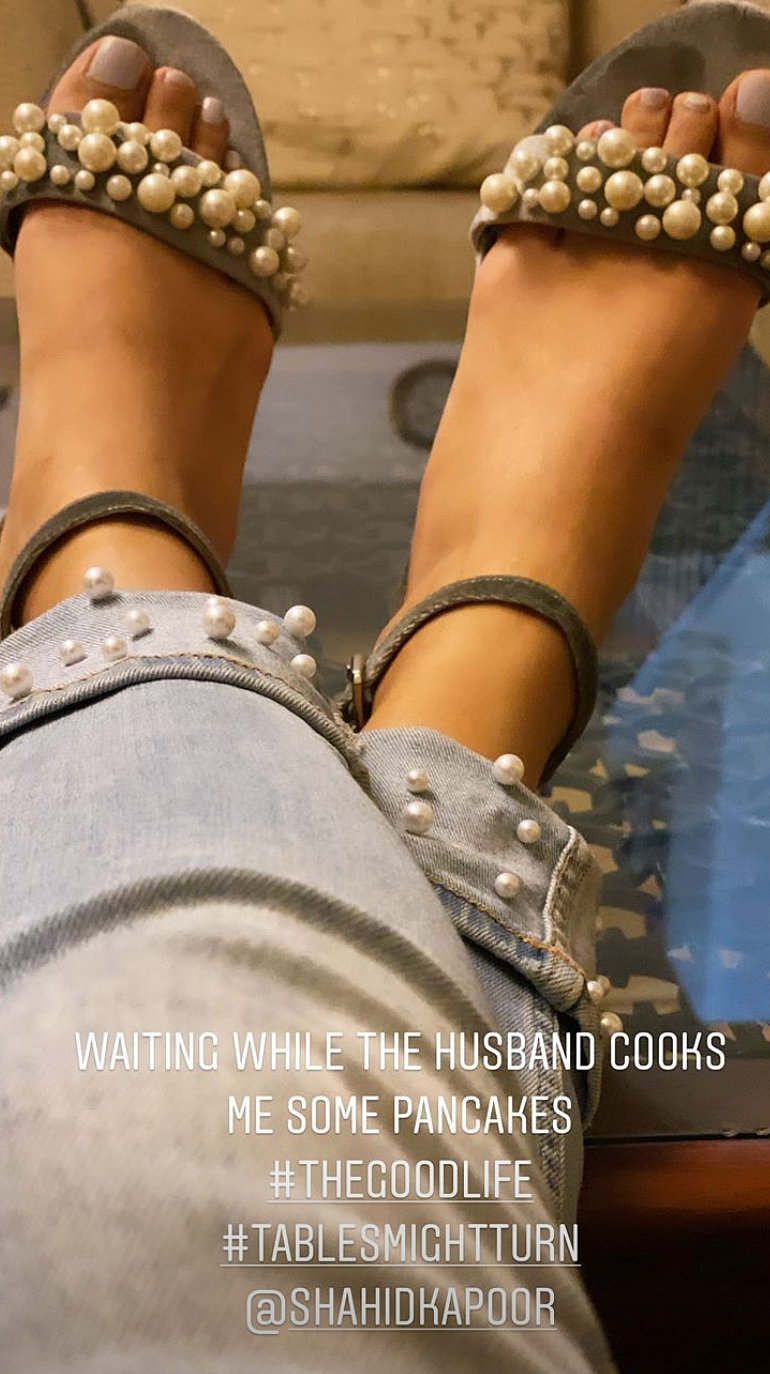 Mira Rajput takes a break from household chores. 