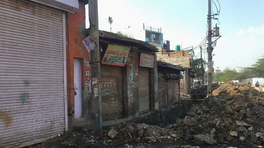 A visit to ground zero suggests that houses and shops of both Hindus and Muslims were indiscriminately targeted. 