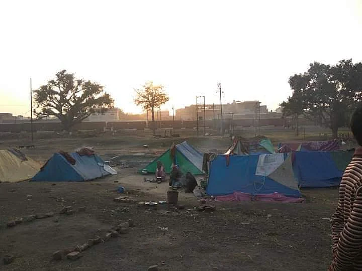 Banjaras setting up tents outside Aligarh.