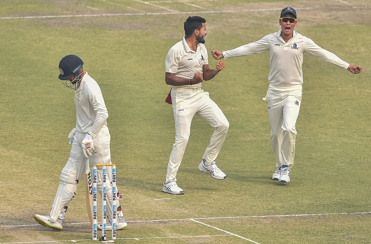 Kolkata: Bengal bowler Mukesh Kumar celebrates with his teammates after dismissing Karnataka batsman Manish Panday (L)