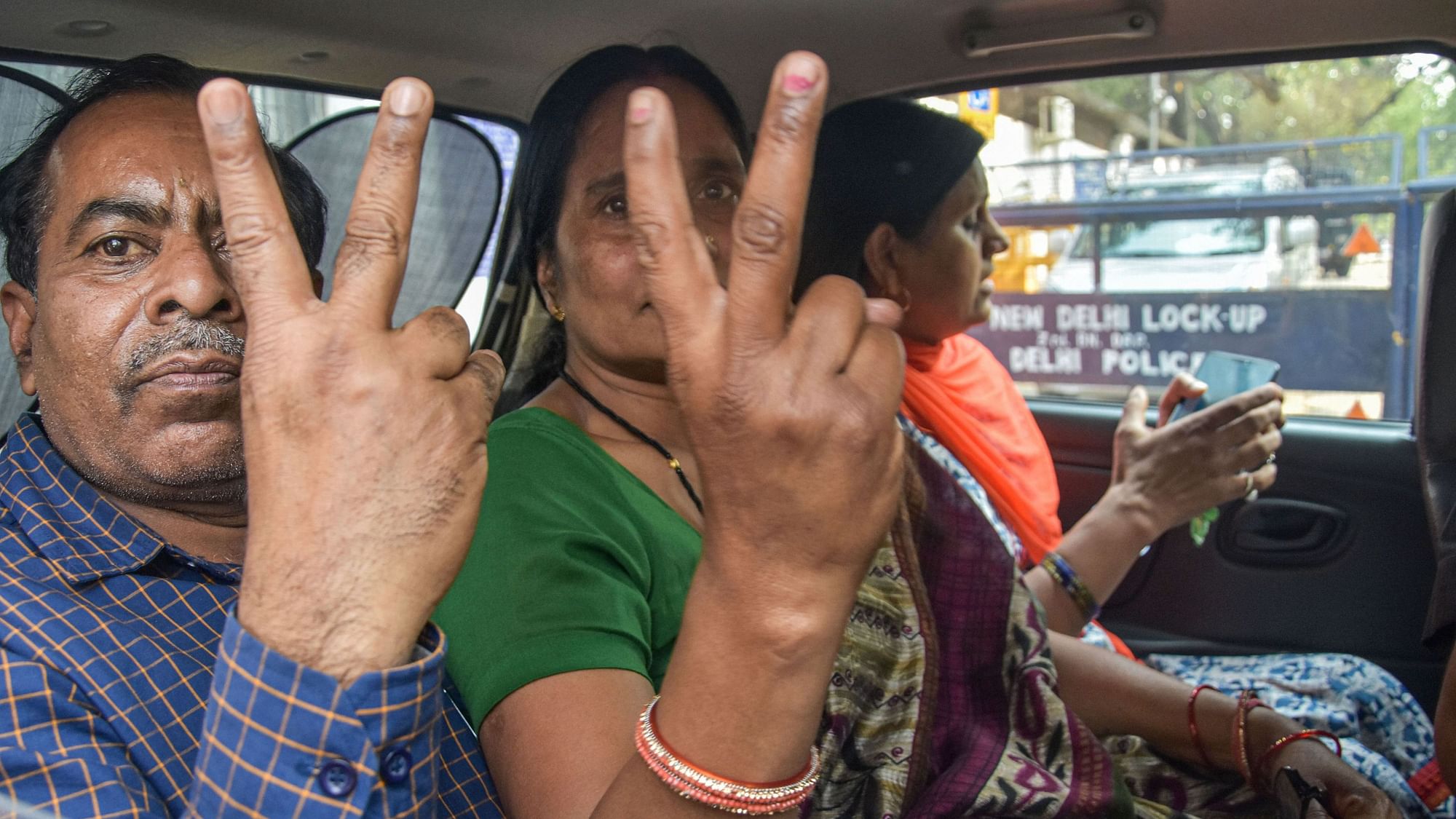 Nirbhaya’s mother and father flash the victory sign as they leave Patiala House court on Thursday, 19 March.&nbsp;