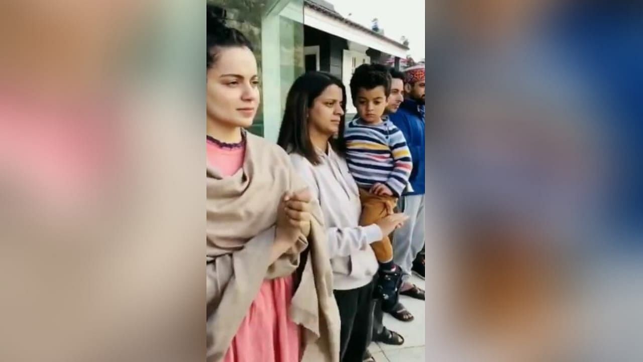 Kangana and family clap for health professionals.