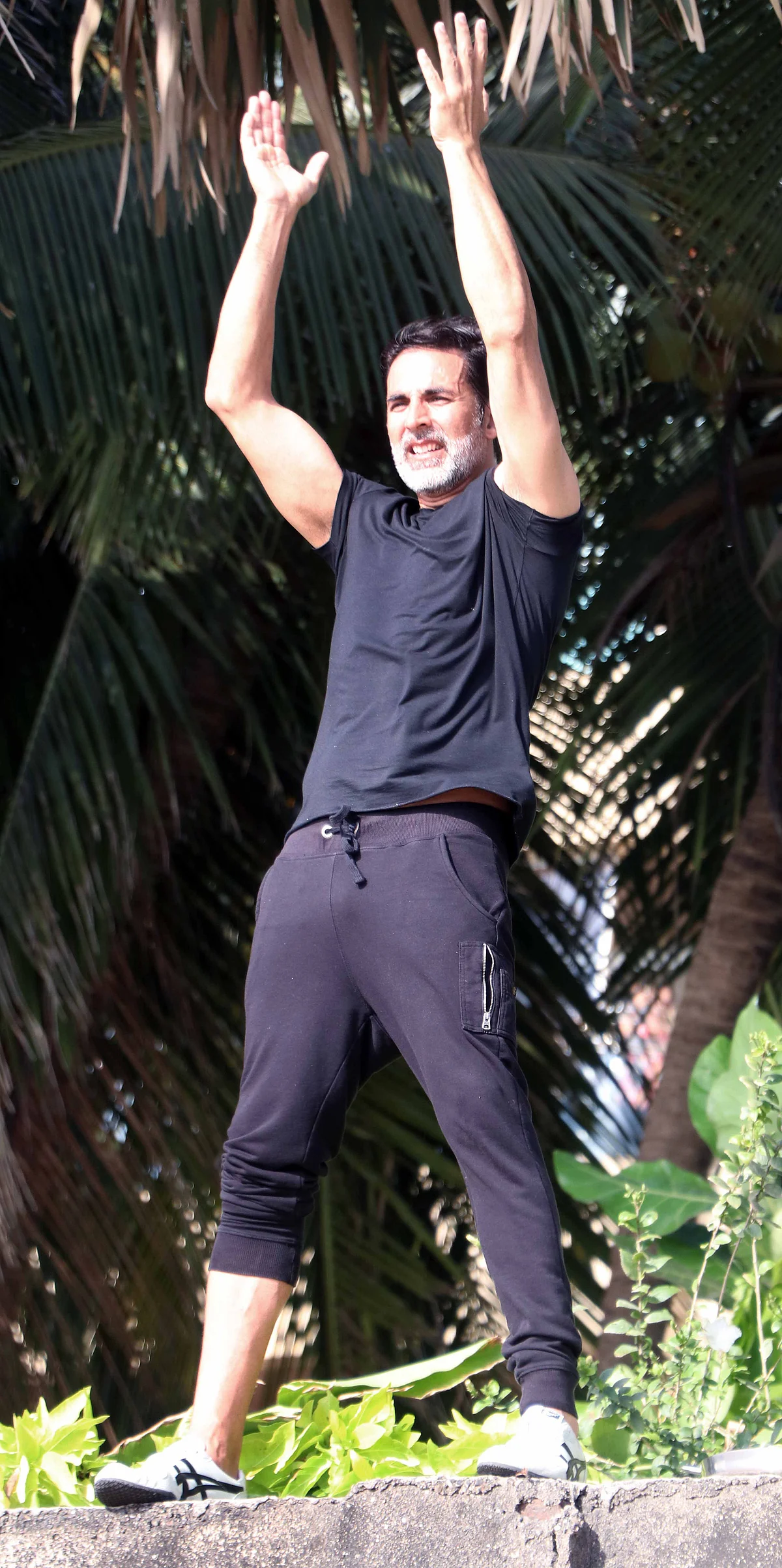 Akshay Kumar claps for the medics.