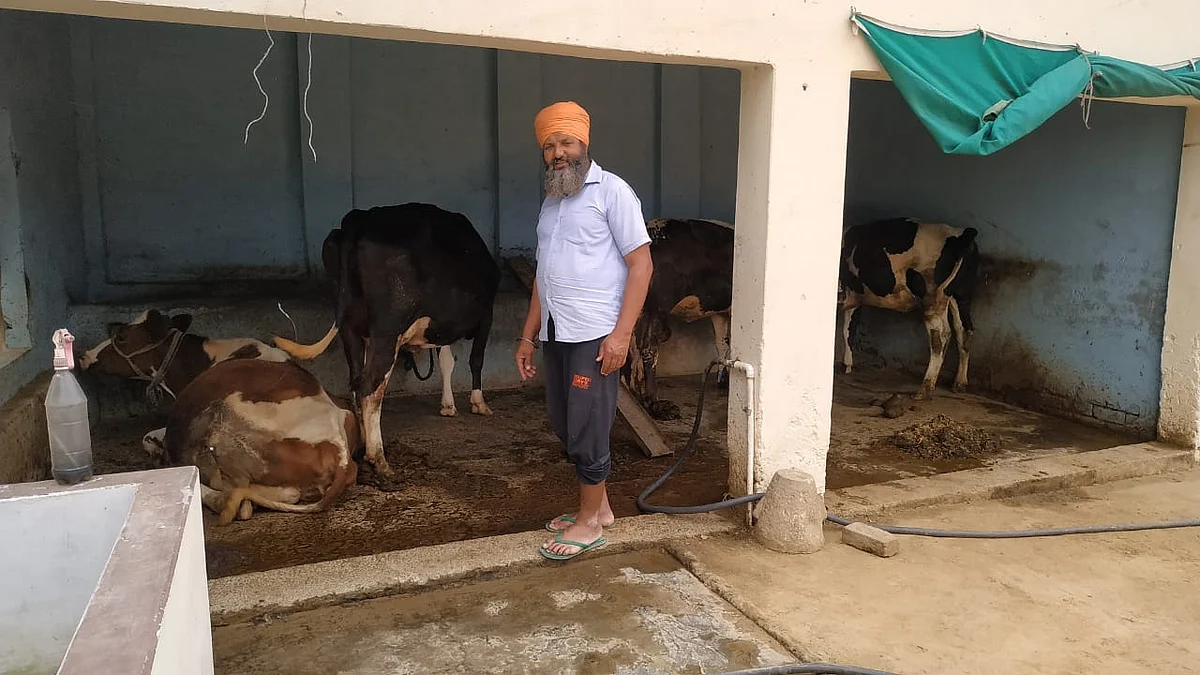 This is Kupdeel Singh who, like the other dairy farmers, was not able to sell any milk for a whole week since the lockdown was announced.