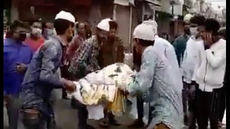  Muslim men in Bulandshahr, Uttar Pradesh, volunteered to help carry their Hindu neighbour’s bier.
