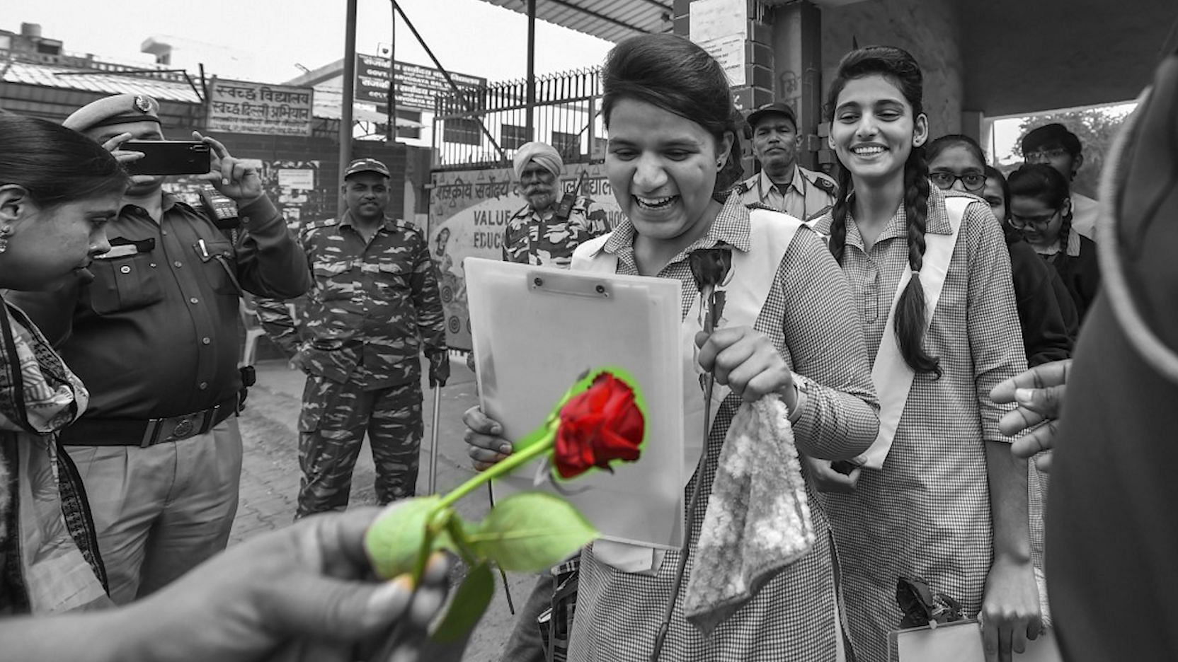 Delhi police offering roses to students.