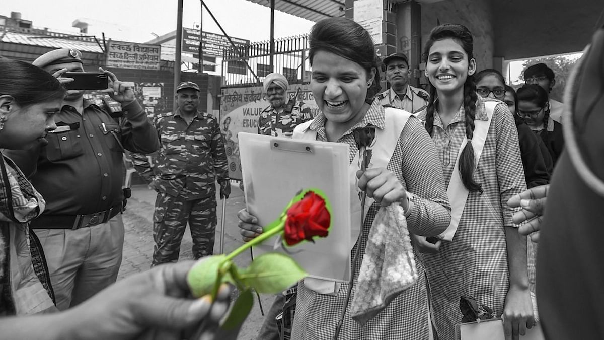 Cops Give Roses to Students Giving Boards in Violence-Hit NE Delhi