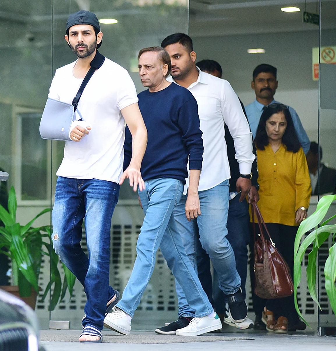 Kartik exits the hospital. 