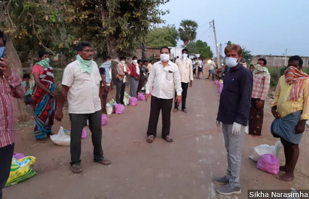 Volunteers from local NGOs distributing food and sanitation items to stranded migrant workers on Guntur’s chilli farms.