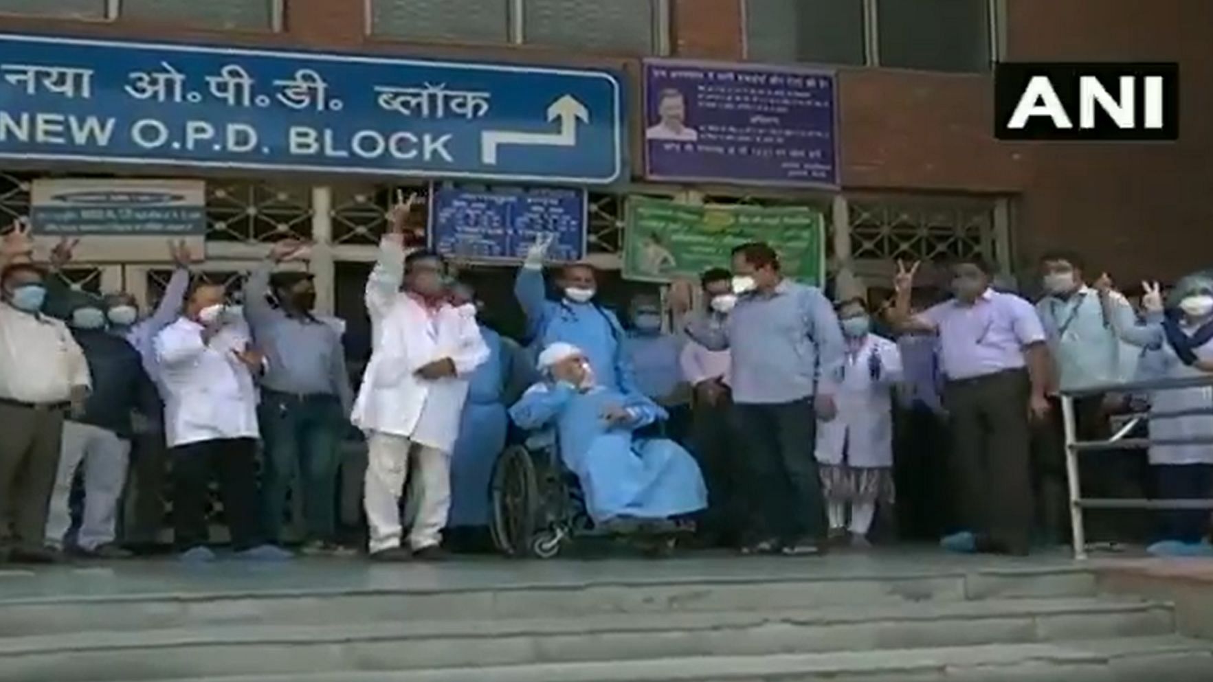 Manmohan Singh, the 82-year-old COVID-19 patient, at Lok Nayak Jai Prakash Narayan hospital with doctors.