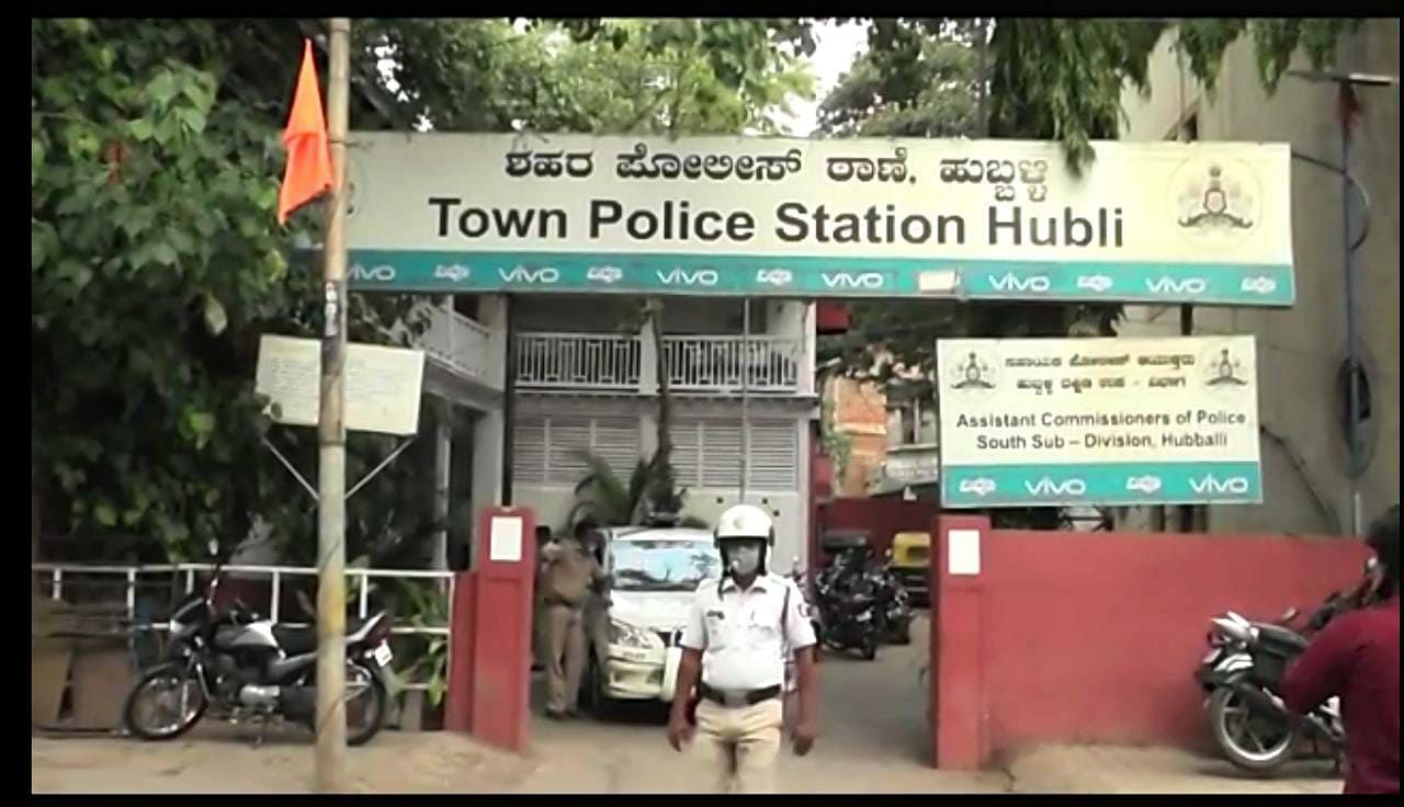 A mob attacked policemen in Hubballi in Karnataka.&nbsp;