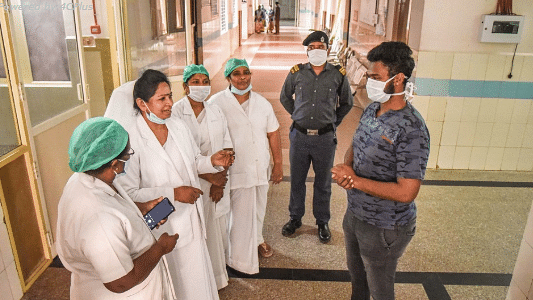 Hemanth, a COVID-19 patient who recovered from his illness interacts with doctors and medical staff at a hospital, in Vijayawada, Saturday, April 4, 2020. Image used for representation.&nbsp;