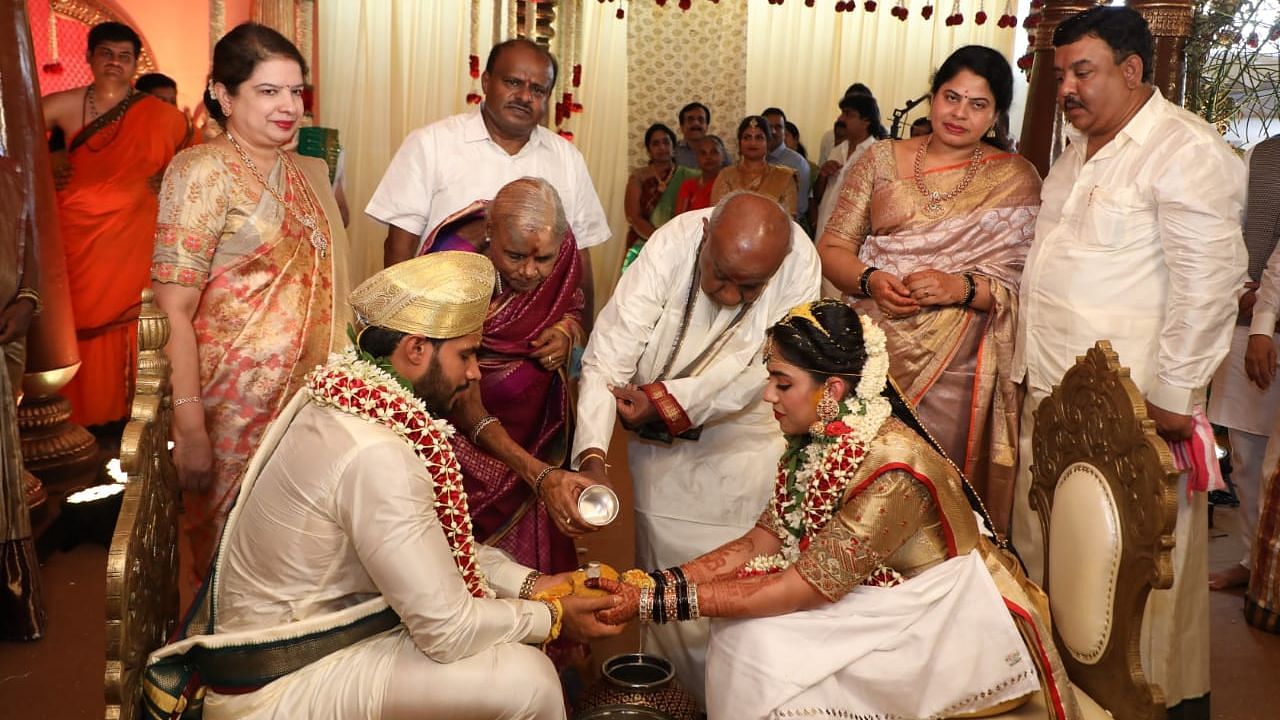 Nikhil Kumaraswamy, son of former CM HD Kumaraswamy got married to Revathi, grand niece of former state Housing Minister M Krishnappa at a farmhouse in Ramanagara, in rural Bengaluru.
