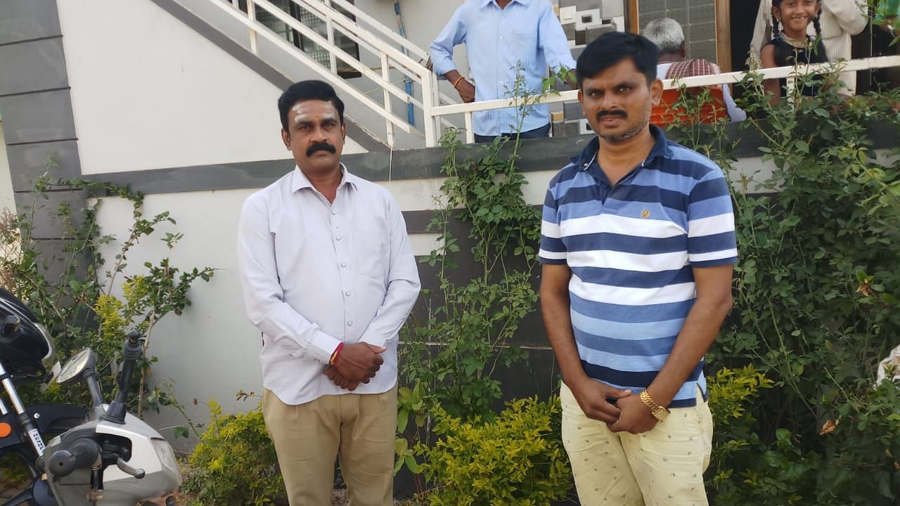 S Kumar Swamy (L) with Umesh, the patient he hand delivered medicines to in Dharwad.