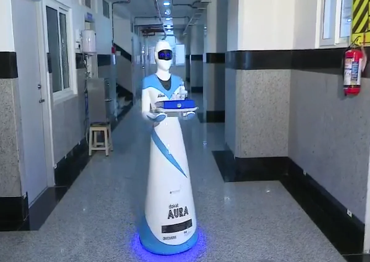 The robot nurse ‘dokat Aura’ can be used to help in the supply of food and medicine to the isolation wards.