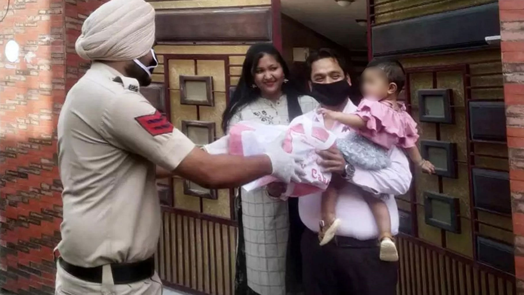 Punjab police delivers birthday cake at a toddler’s doorstep.