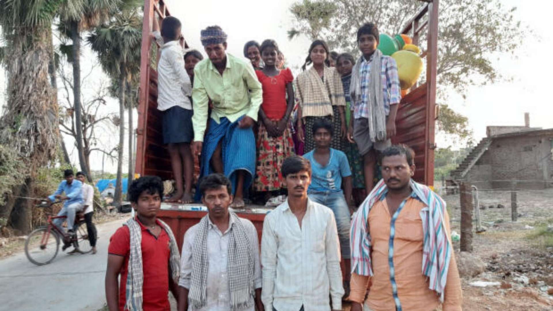 Guntur’s seasonal labourers on their way  home were made to turn back by the police at the district border due to the COVID-19 lockdown. &nbsp;