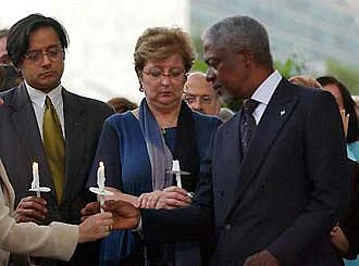 UN Secretary General Kofi Annan and Shashi Tharoor at a candlelight vigil in Sergio’s memory. 