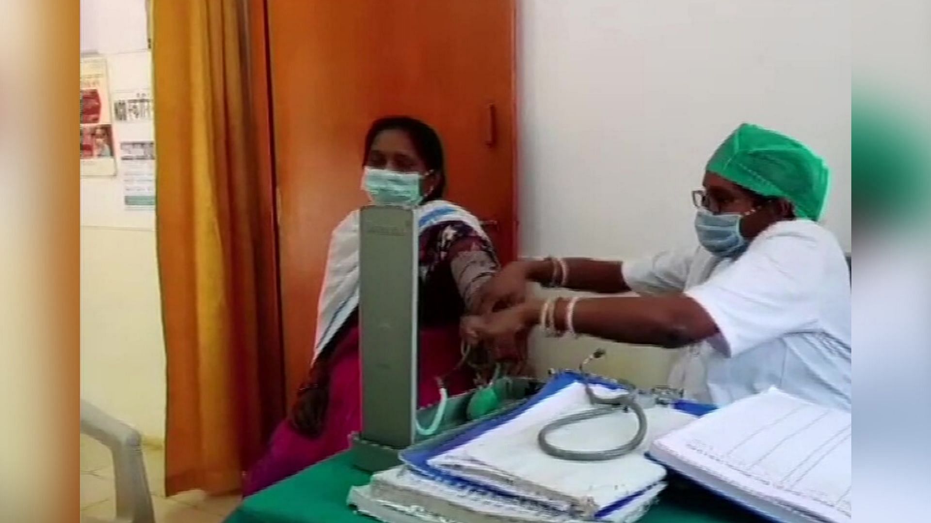 Doctor Santoshi Manikpuri with her patient.