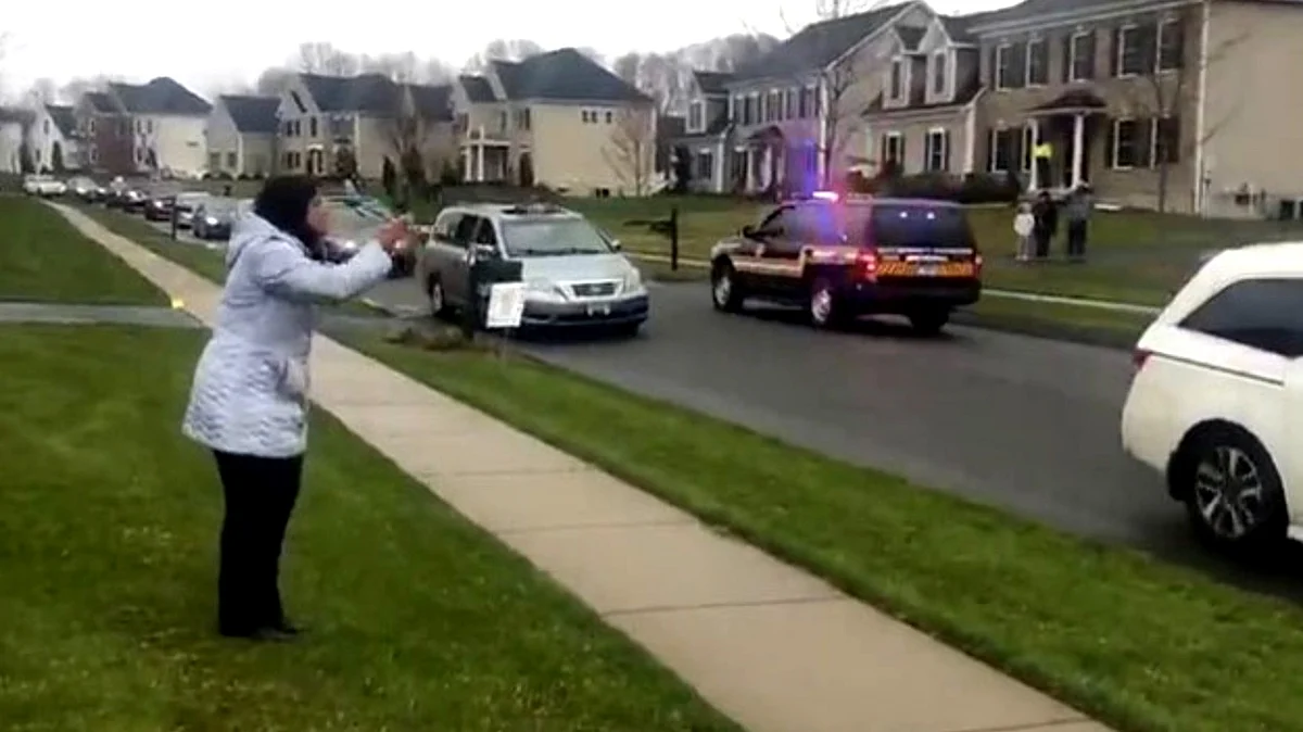 Indian doctor is thanked with horns and hooting near her home.