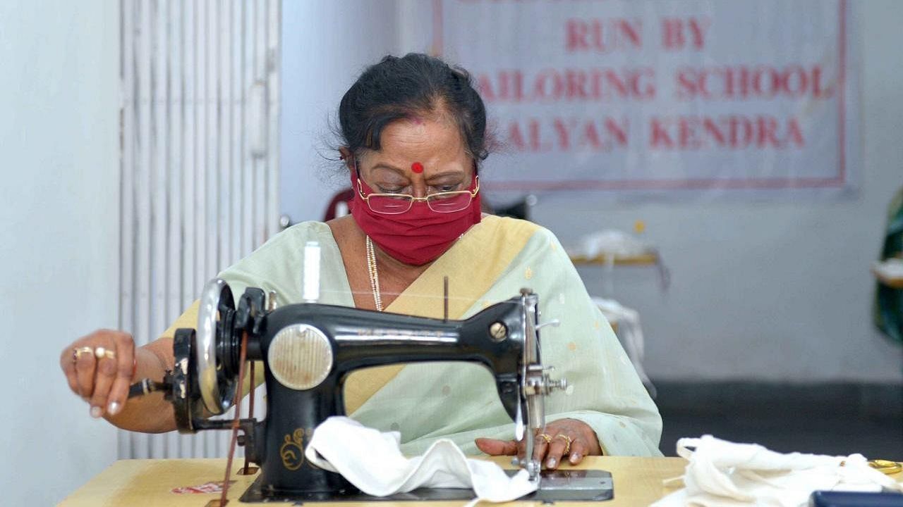 First Lady Savita Kovind makes masks to fight COVID-19