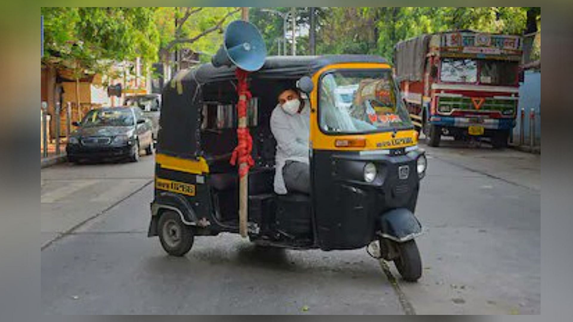 Pune auto rickshaw driver is the corona hero we all need!