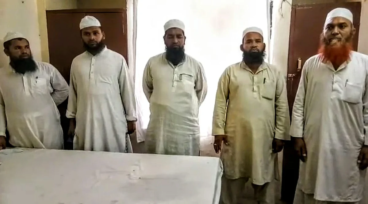 While the Jamaat has five women, they also have their husbands, five men. Second from the right is Rizwana’s husband Mohammad Rafi who has been trying to get his wife to a hospital since May 9.