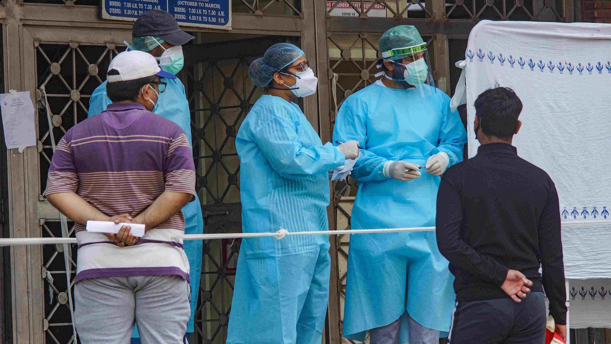 Medics attend to patients at a government hospital during the ongoing COVID-19 lockdown in New Delhi on 18 May. Image used for representational purposes. &nbsp;