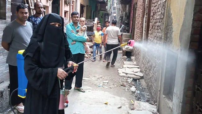 Muslim Woman Welcomed as She Sanitises Delhi Temples Amidst COVID