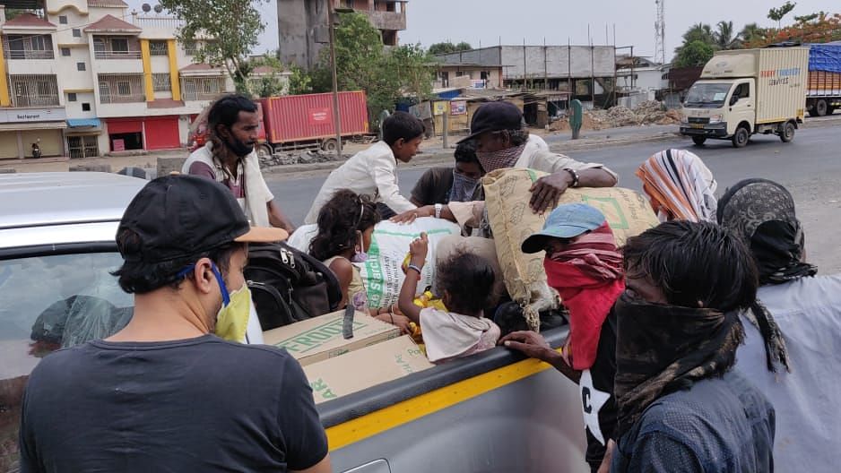 Advocate and environmentalist Afroz Shah distributes supplies to migrants.
