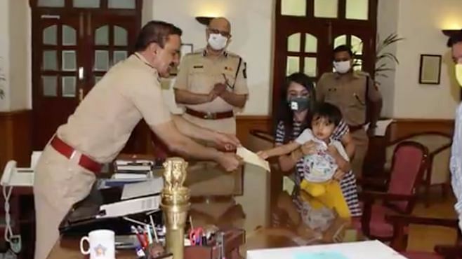 Toddler hands over cheque to Mumbai Police Foundation