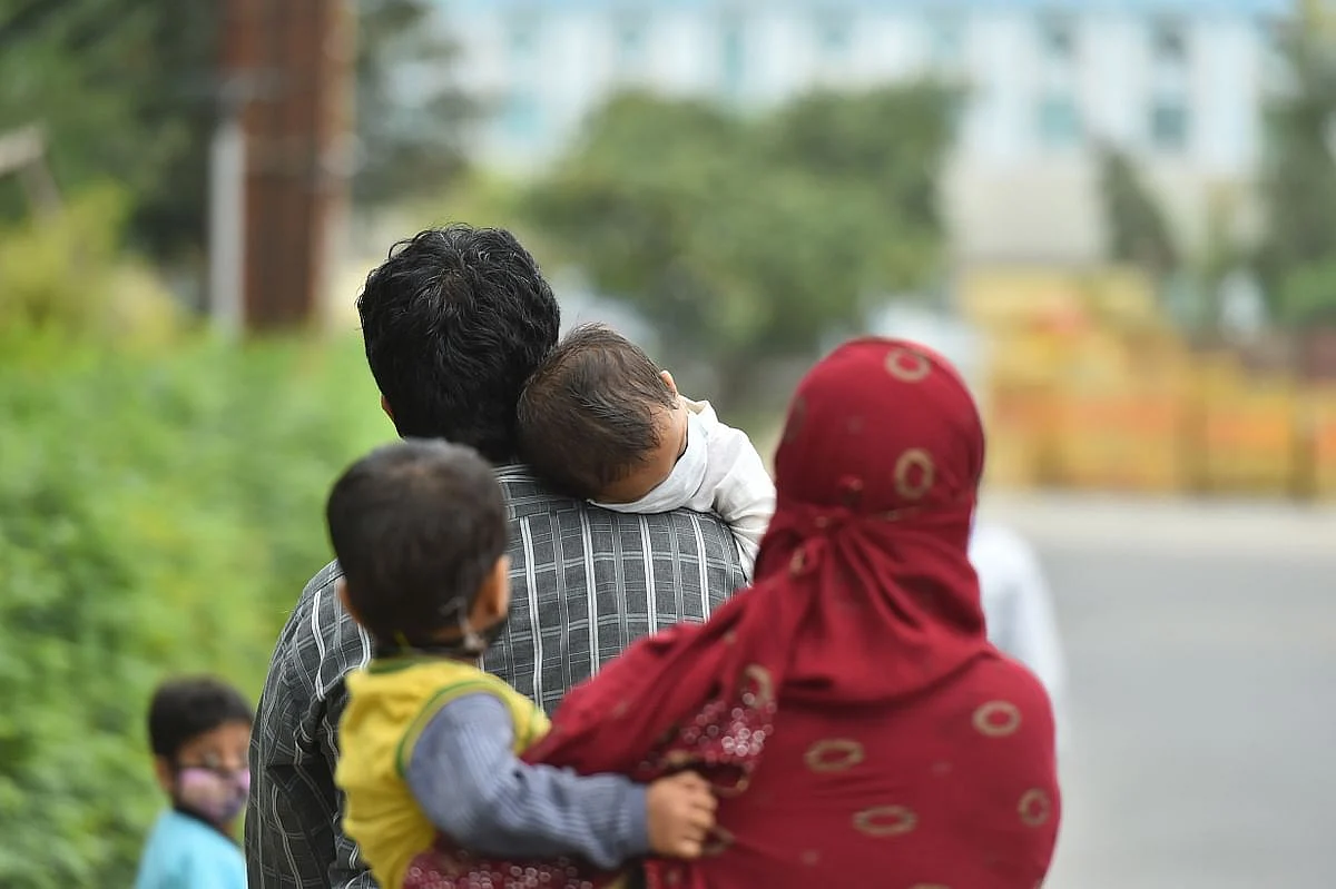 Migrant workers walk to their villages amid the nationwide complete lockdown, during a 21-day nationwide lockdown to limit the spread of coronavirus, in Ghaziabad, Thursday, 26 March 2020.