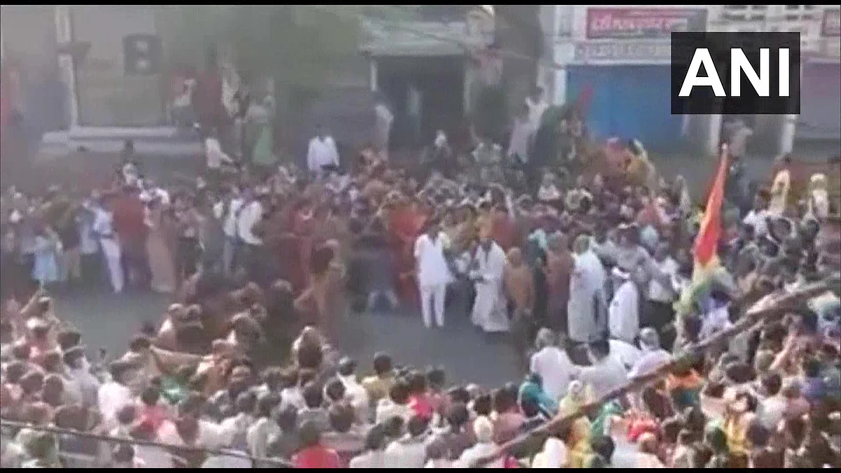 Lockdown Norms Go For a Toss as Crowd Gathers in MP to Greet Monk