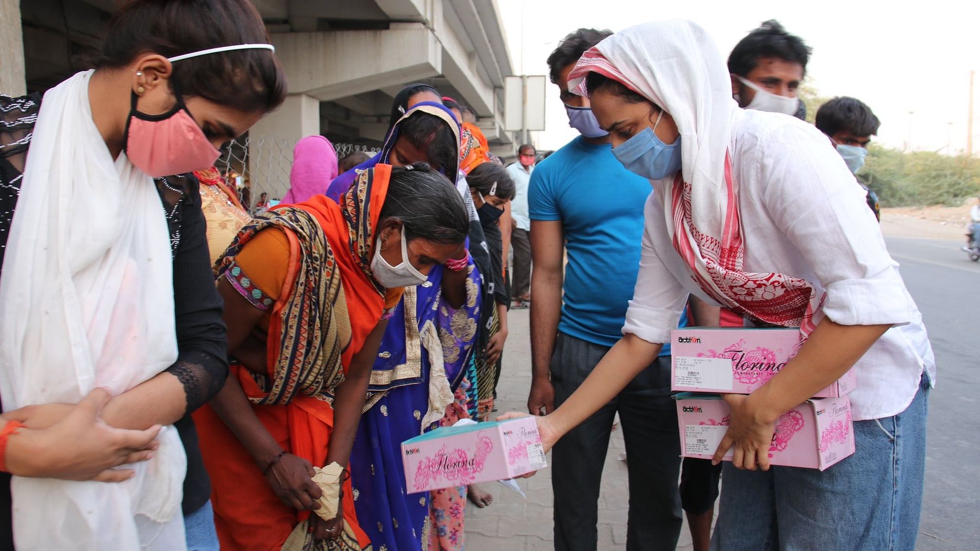 Swara Bhasker distributes footwear to migrants.&nbsp;