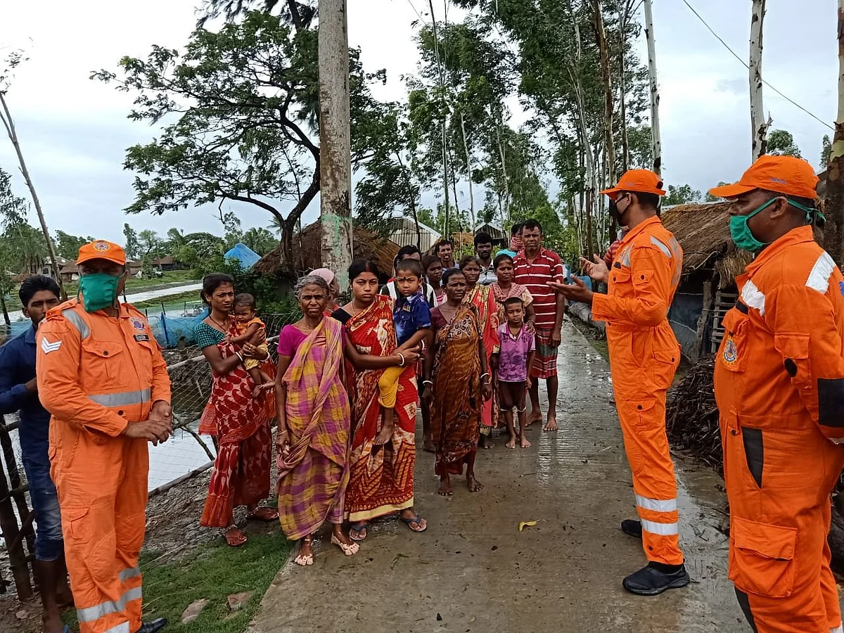 West Bengal: Villagers and livestock in Jogeshganj, North 24 Paraganas being shifted to a shelter.