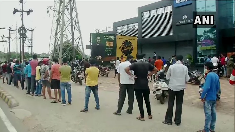 Odisha: Peoplel in large numbers seen outside a liquor shop in Chandrasekharpur in Bhubaneswar, 25 May 2020.