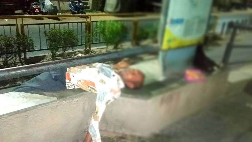 The body of a 67-year-old COVID-19  positive patient in Ahmedabad. He was admitted to the Civil Hospital and found dead at the BRTS bus stop.
