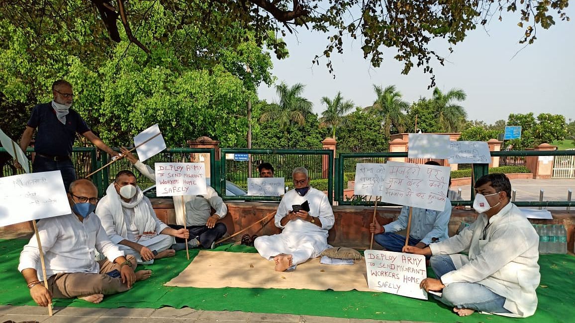 Yashwant Sinha and AAP members protested over migrants’ crisis on Monday, 18 May at Delhi’s Rajghat. 