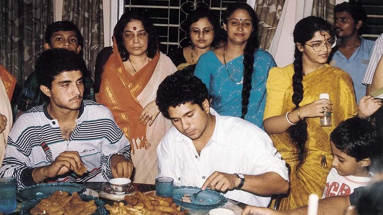 <div class="paragraphs"><p>Sachin Tendulkar  shared an old photo of him having a meal at Sourav Ganguly’s residence.</p></div>