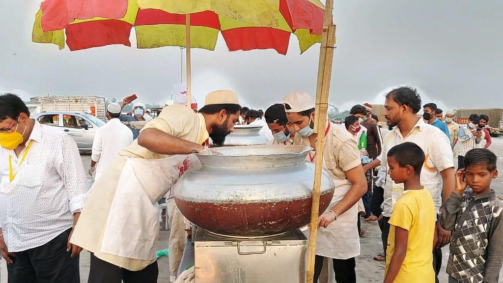 How Lucknow’s Famous Wahid Biryani Is Feeding Veg to Migrants Daily.