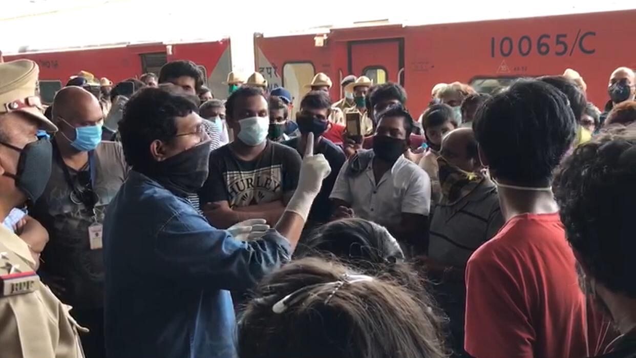Passengers arriving in Bengaluru city railway station on Thursday, 14 May, arguing with authorities over being sent to mandatory institutional quarantine.