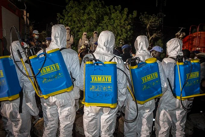To prevent a spread of COVID19 in prisons, @UNPOL officers of @UN_MINUSMA sanitised detention centres in Bamako, Mali. 