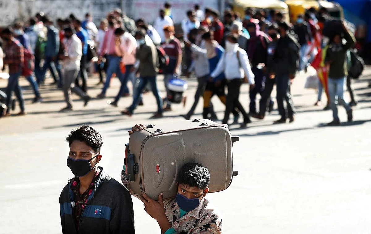 Migrant daily wage laborers make the journey to their respective villages on foot following a lockdown amid concern over spread of coronavirus in New Delhi, India, Friday, 27 March 2020.