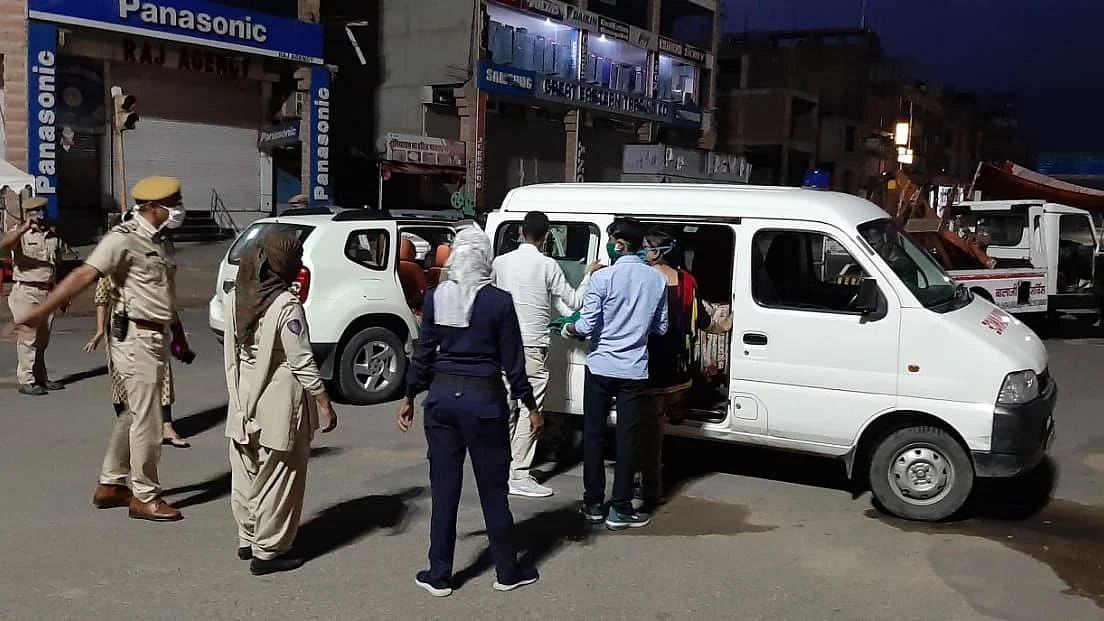 Police personnel come to the assistance of a pregnant woman.