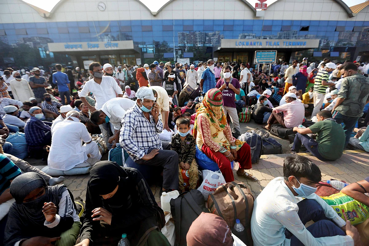 Migrants Stranded in Mumbai as Centre & State Spar Over Trains