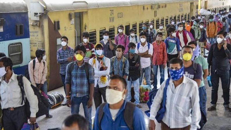 As the train made a stop at the Uttar Pradesh’s Unnao station on 23 May, Saturday, the passengers got off the train and hurled brickbats and stones.