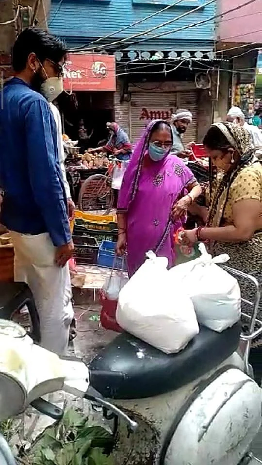 Distribution drive to families in Old Delhi.