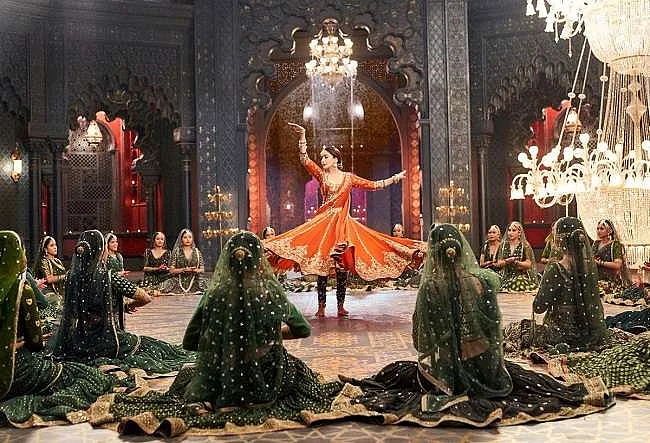 A still from Tabaah Ho Gaye song from <i>Kalank</i>.