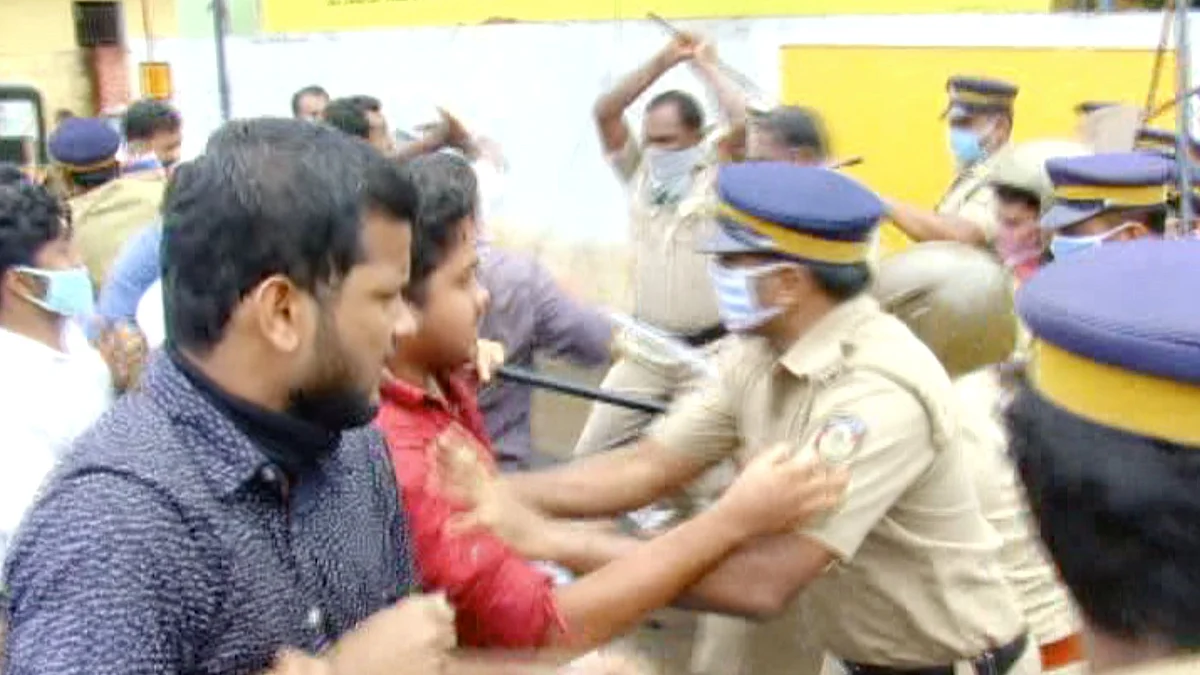 Muslim Student Federation (MSF) activists marched to the office of the Deputy Director of Education (DDE) in Malappuram on Tuesday.